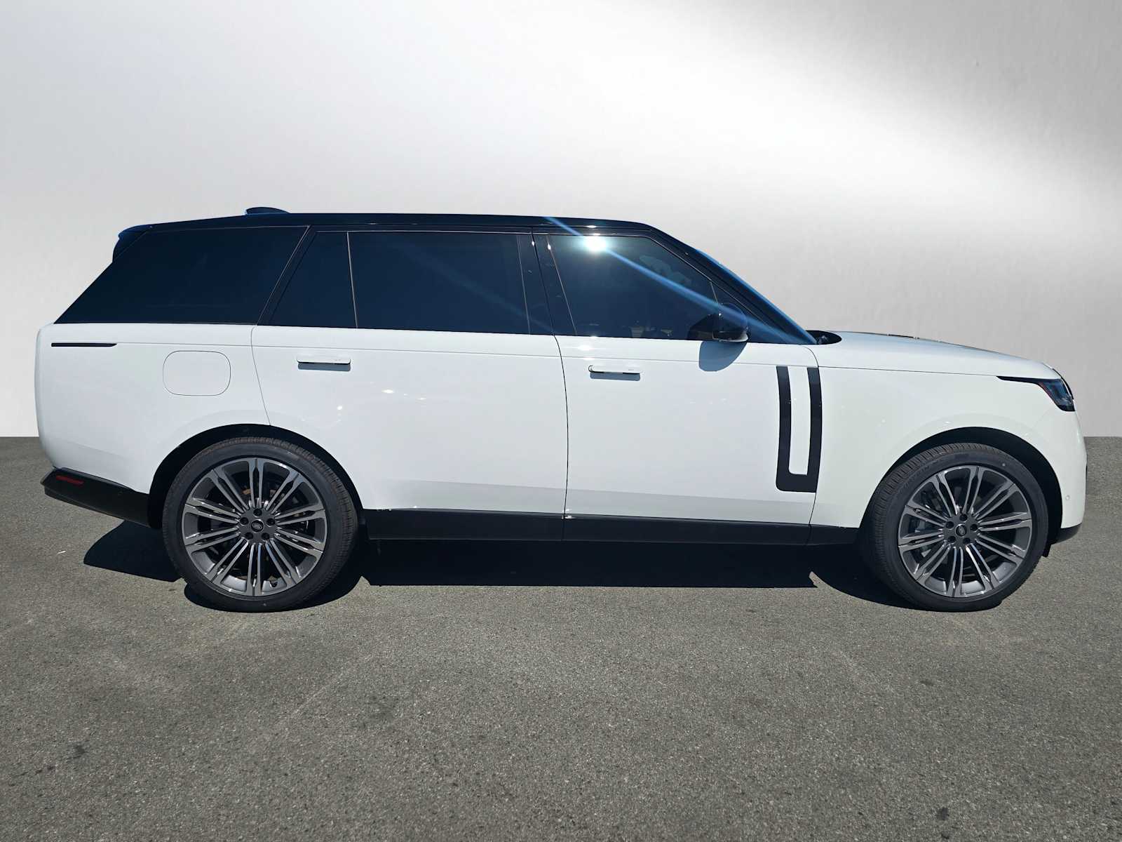2025 Land Rover Range Rover SE photo 2