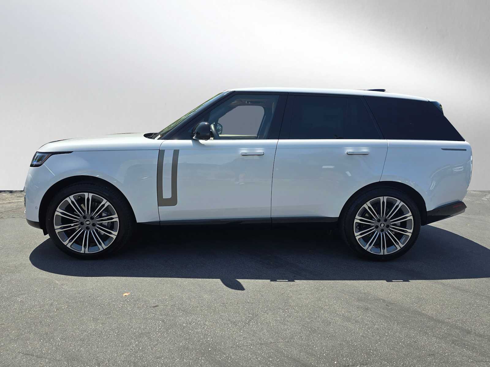 2025 Land Rover Range Rover SE photo 2