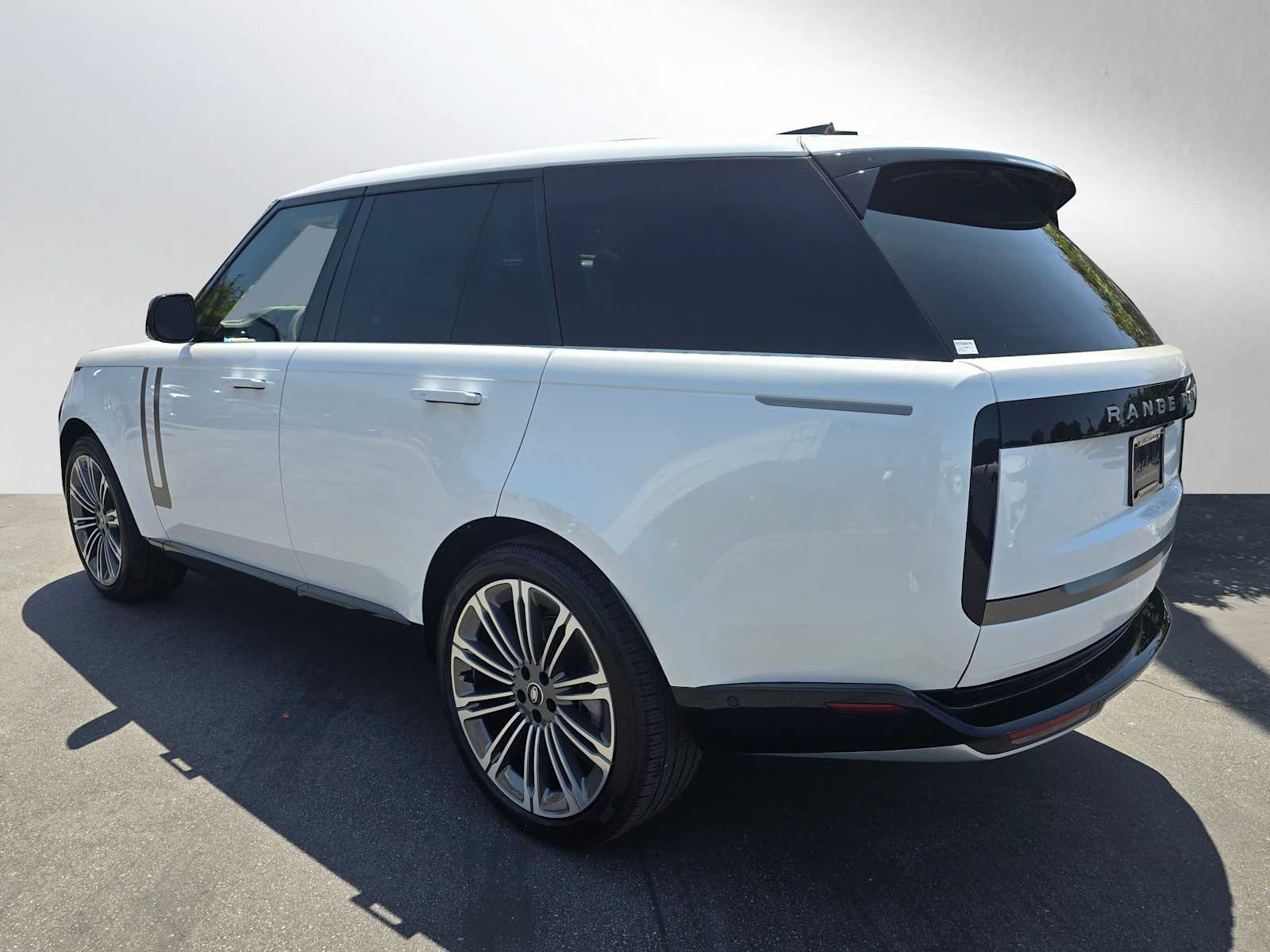 2025 Land Rover Range Rover SE photo 3