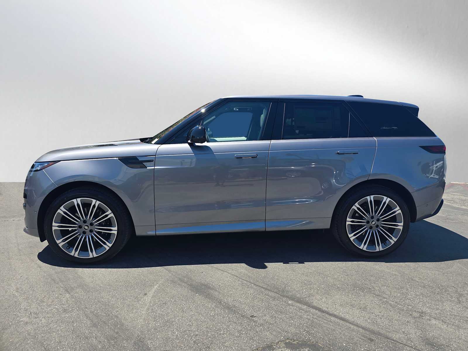 2025 Land Rover Range Rover Sport SE photo 2