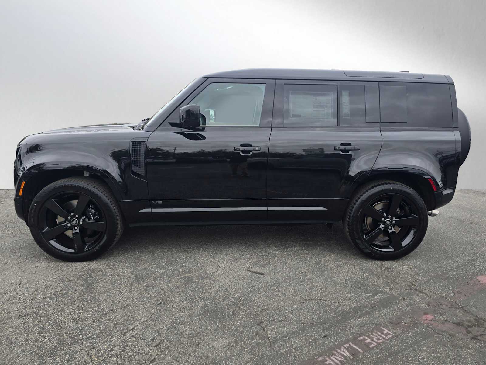 2025 Land Rover Defender 110 photo 2