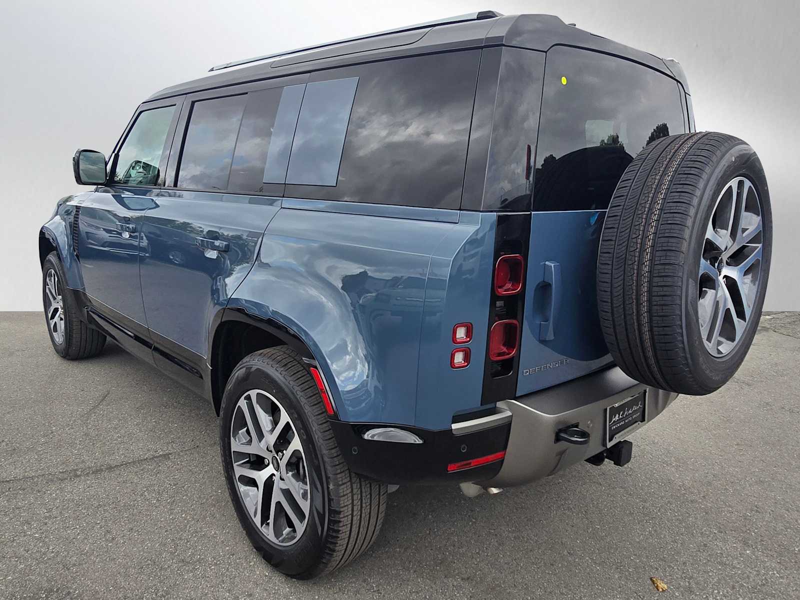 2025 Land Rover Defender X-Dynamic SE 110 photo 3