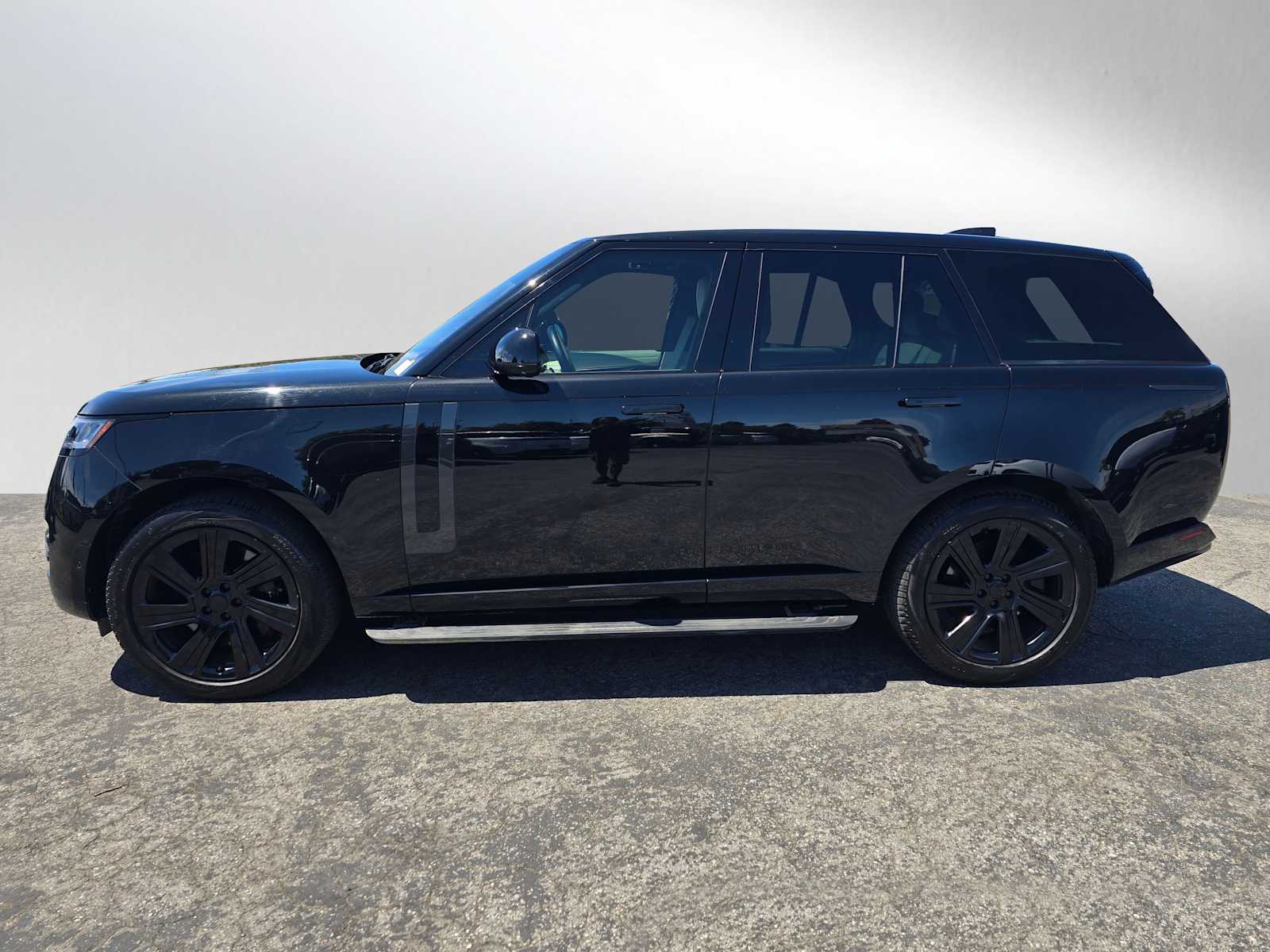 2023 Land Rover Range Rover SE photo 2