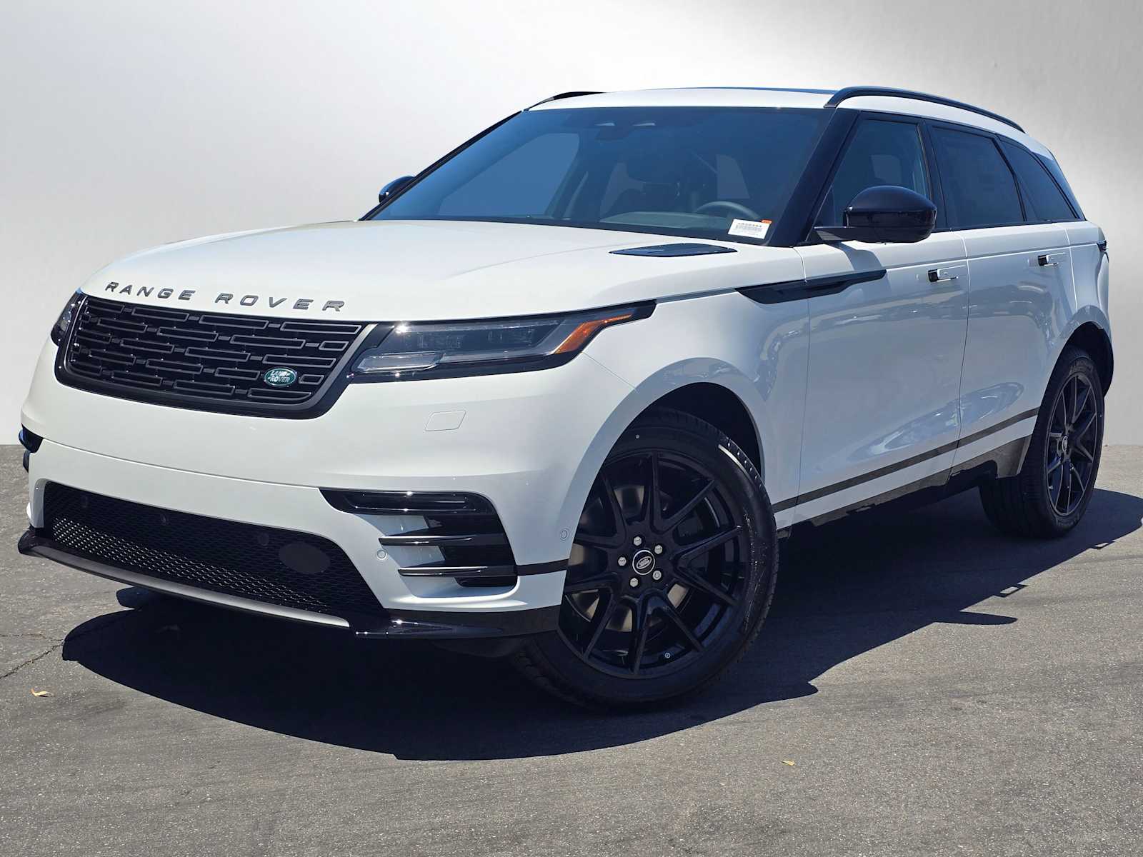2026 Land Rover Range Rover Velar Dynamic SE's photo
