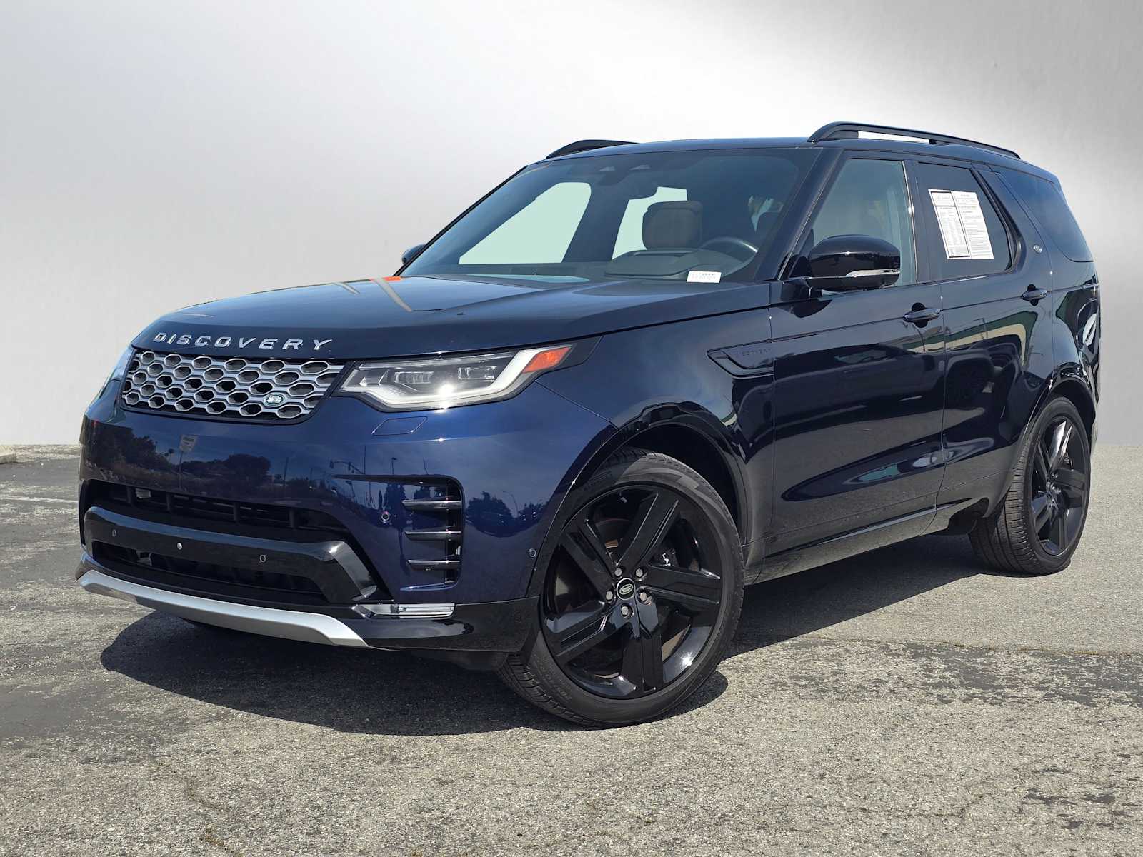 2023 Land Rover Discovery Metropolitan Edition's photo