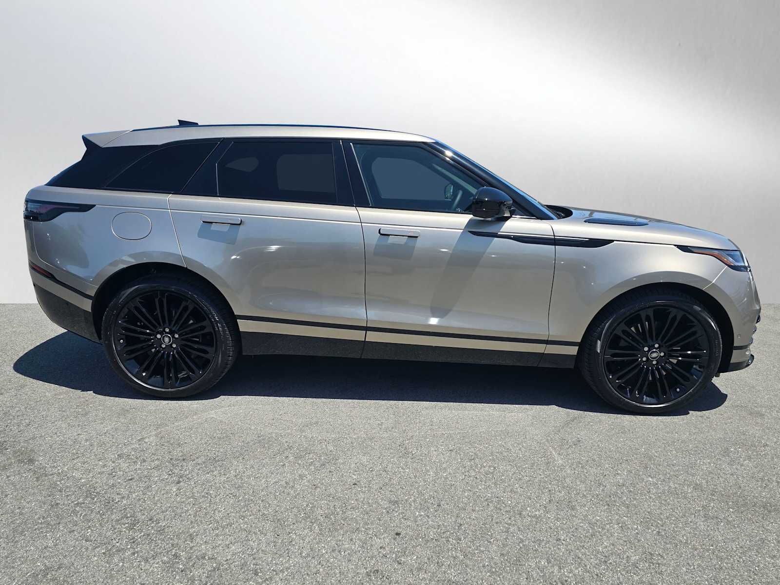 2026 Land Rover Range Rover Velar SE photo 2