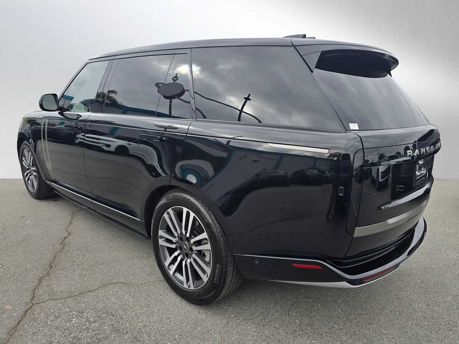 2025 Land Rover Range Rover SE photo 3