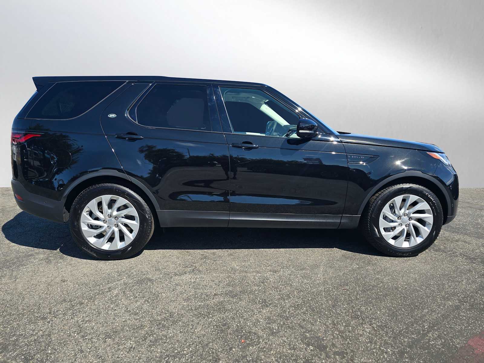 2025 Land Rover Discovery S photo 2