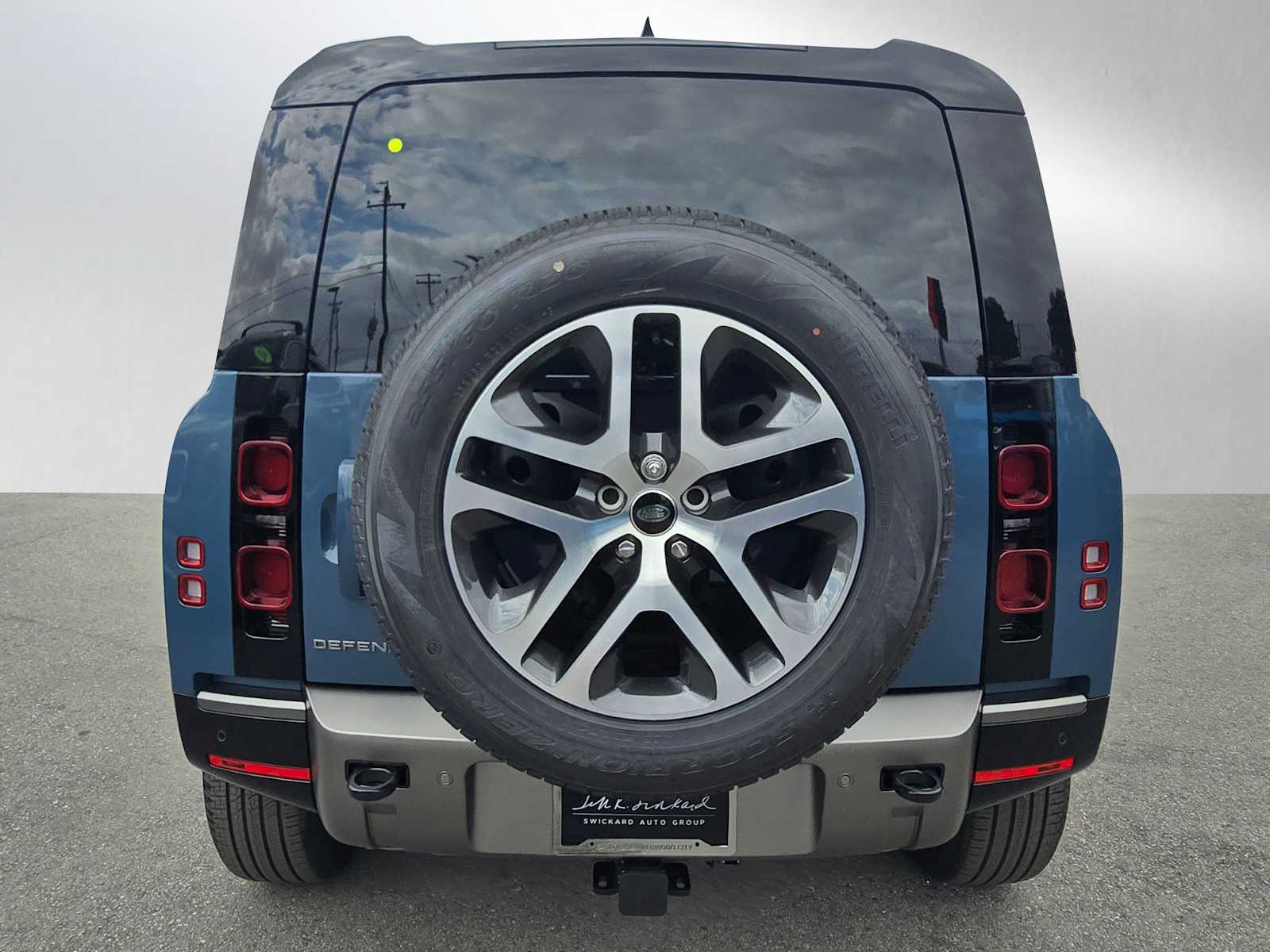 2025 Land Rover Defender X-Dynamic SE 110 photo 4