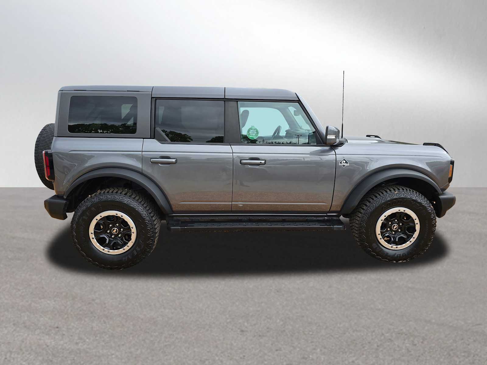 2023 Ford Bronco Outer Banks photo 2