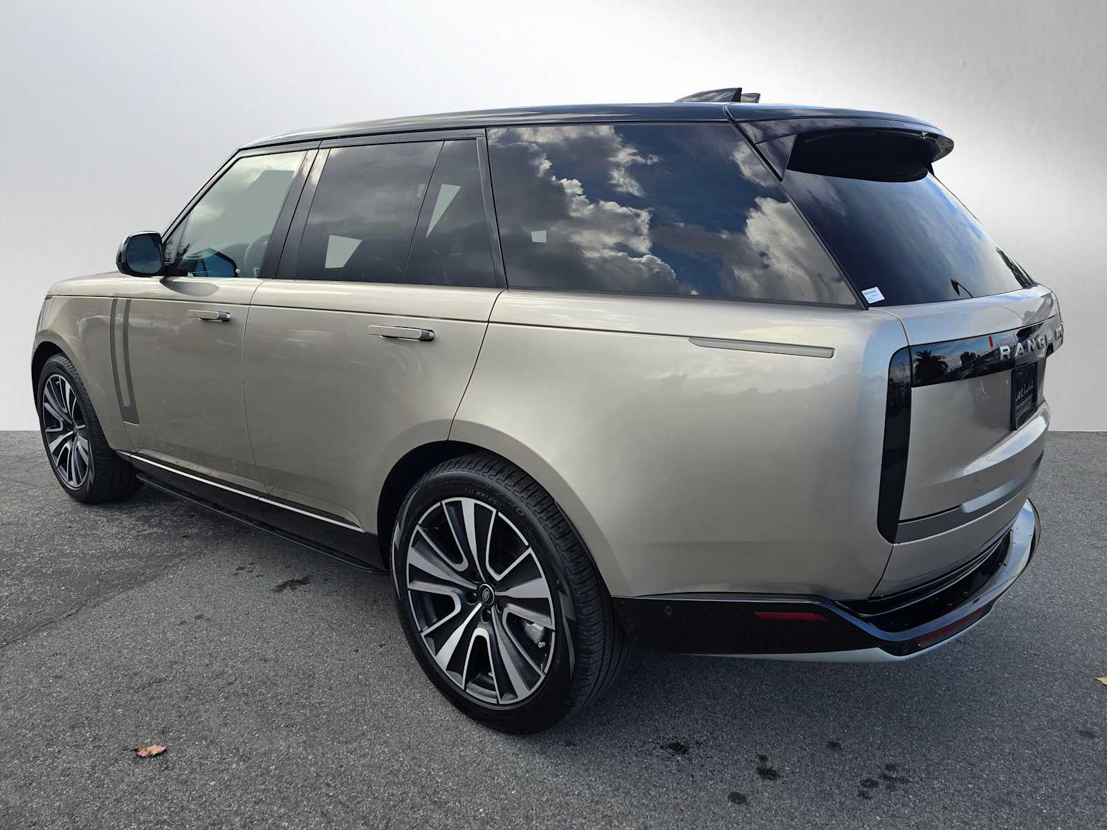 2025 Land Rover Range Rover SE photo 3