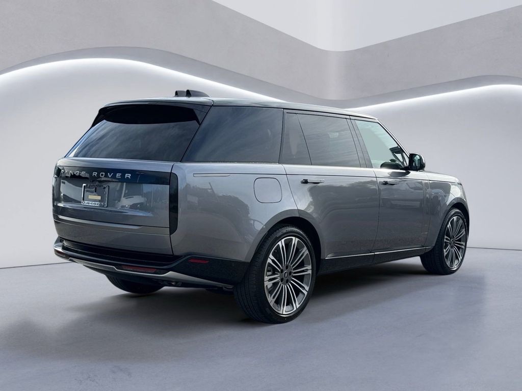 2025 Land Rover Range Rover SE photo 3