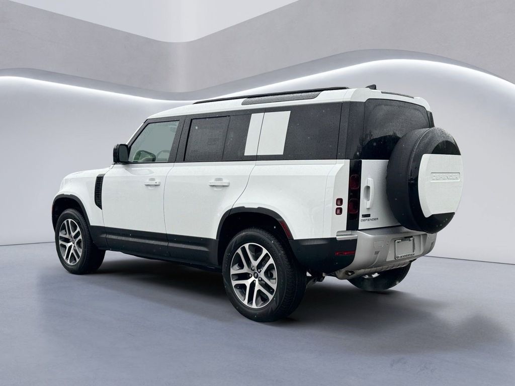2025 Land Rover Defender 110 S photo 4