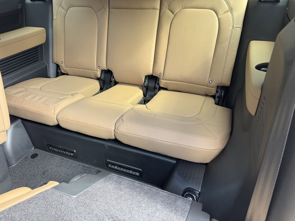 2026 Land Rover Defender X-Dynamic SE - Photo 13