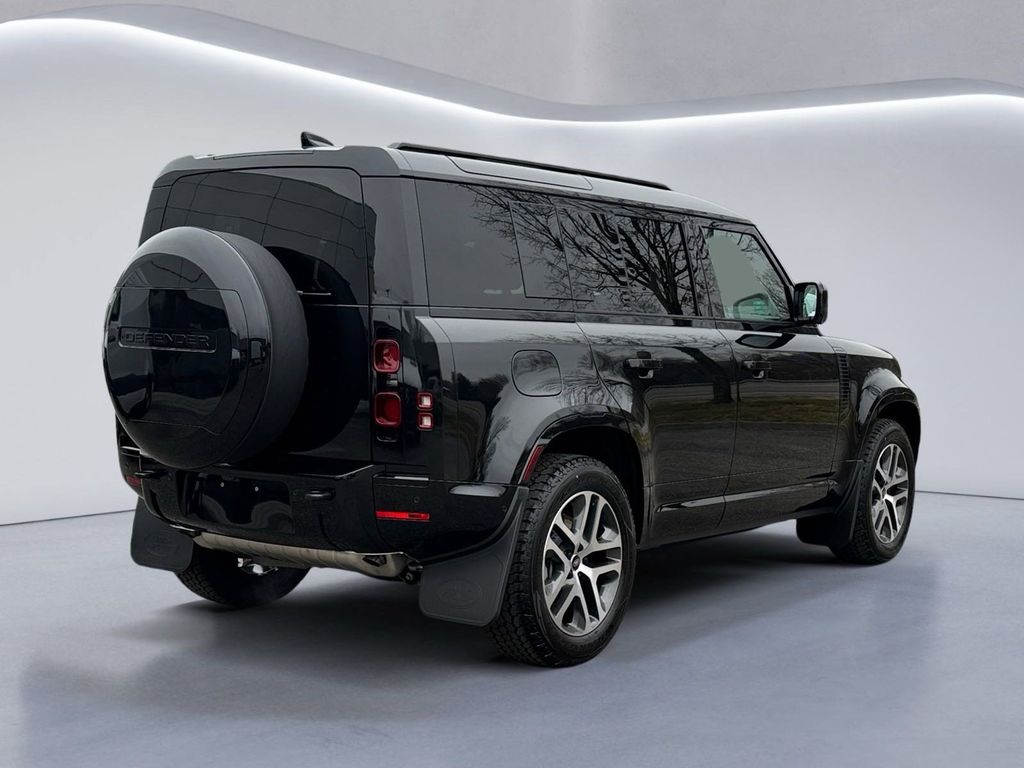 2025 Land Rover Defender 110 X-Dynamic SE photo 3
