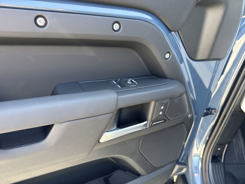 2025 Land Rover Defender S - Photo 14