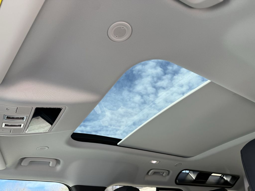 2026 Land Rover Defender S's photo