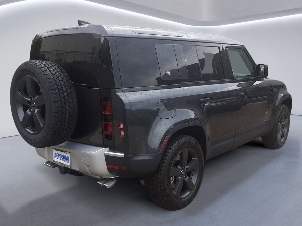 2024 Land Rover Defender 110 SE photo 3