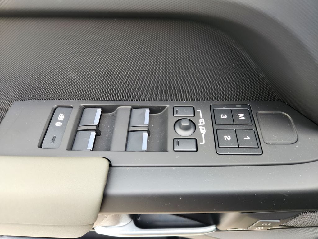 2026 Land Rover Defender X-Dynamic SE - Photo 18