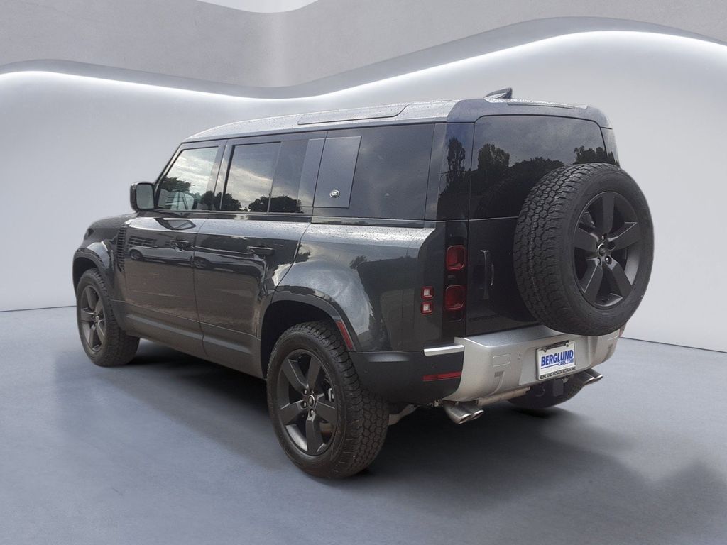 2024 Land Rover Defender 110 SE photo 4