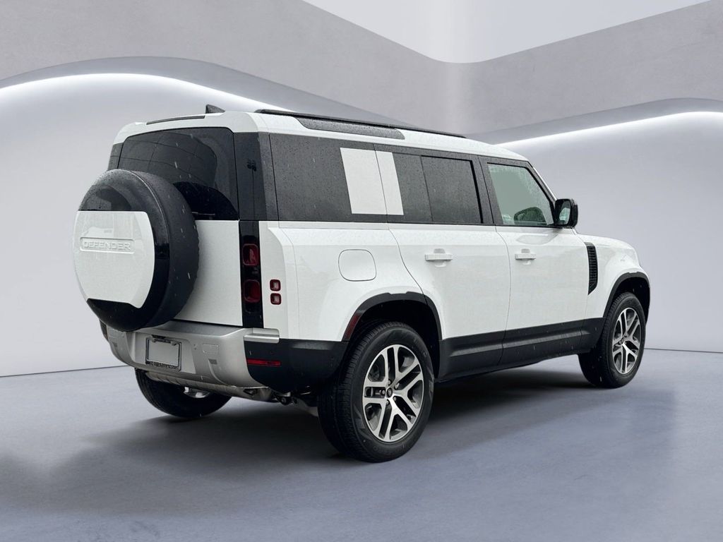 2025 Land Rover Defender 110 S photo 3