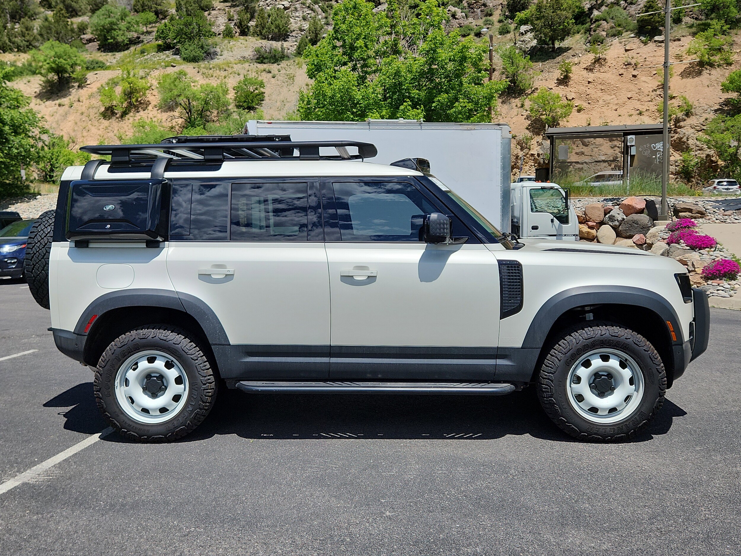 2024 Land Rover Defender 110 S photo 2