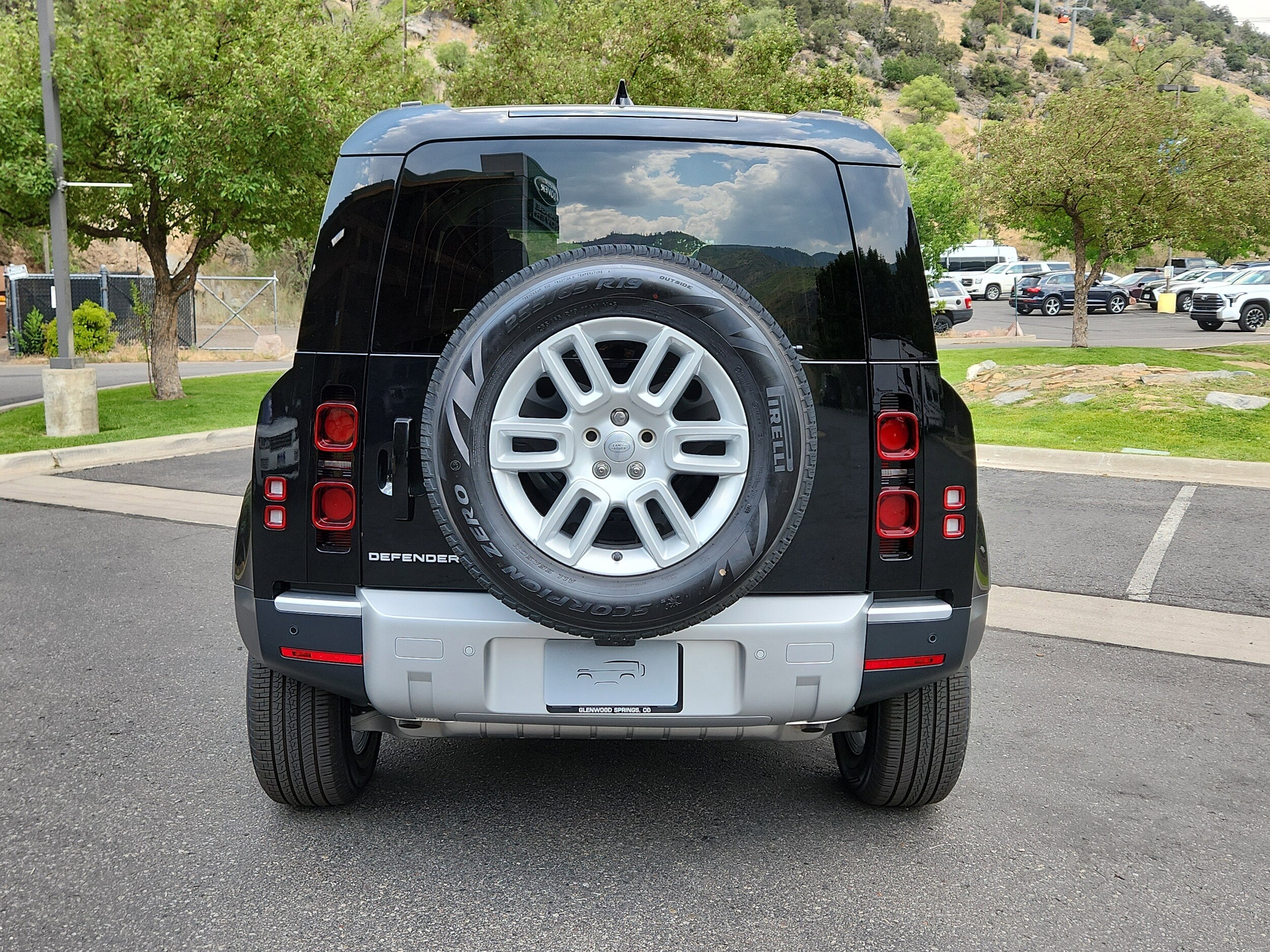 2025 Land Rover Defender 110 S photo 2