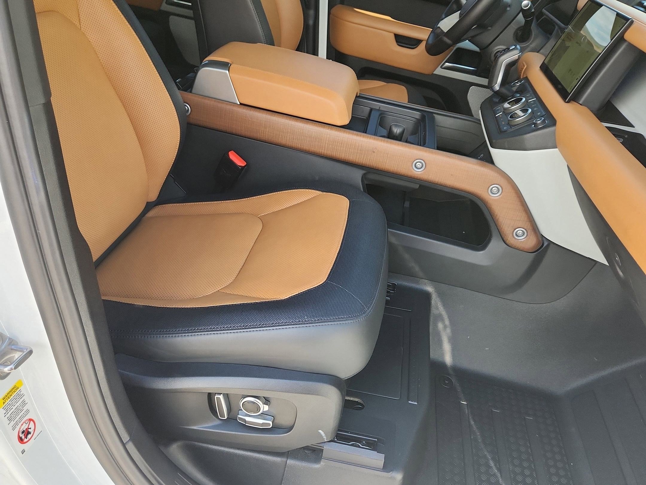 2024 Land Rover Defender X-Dynamic SE - Photo 22