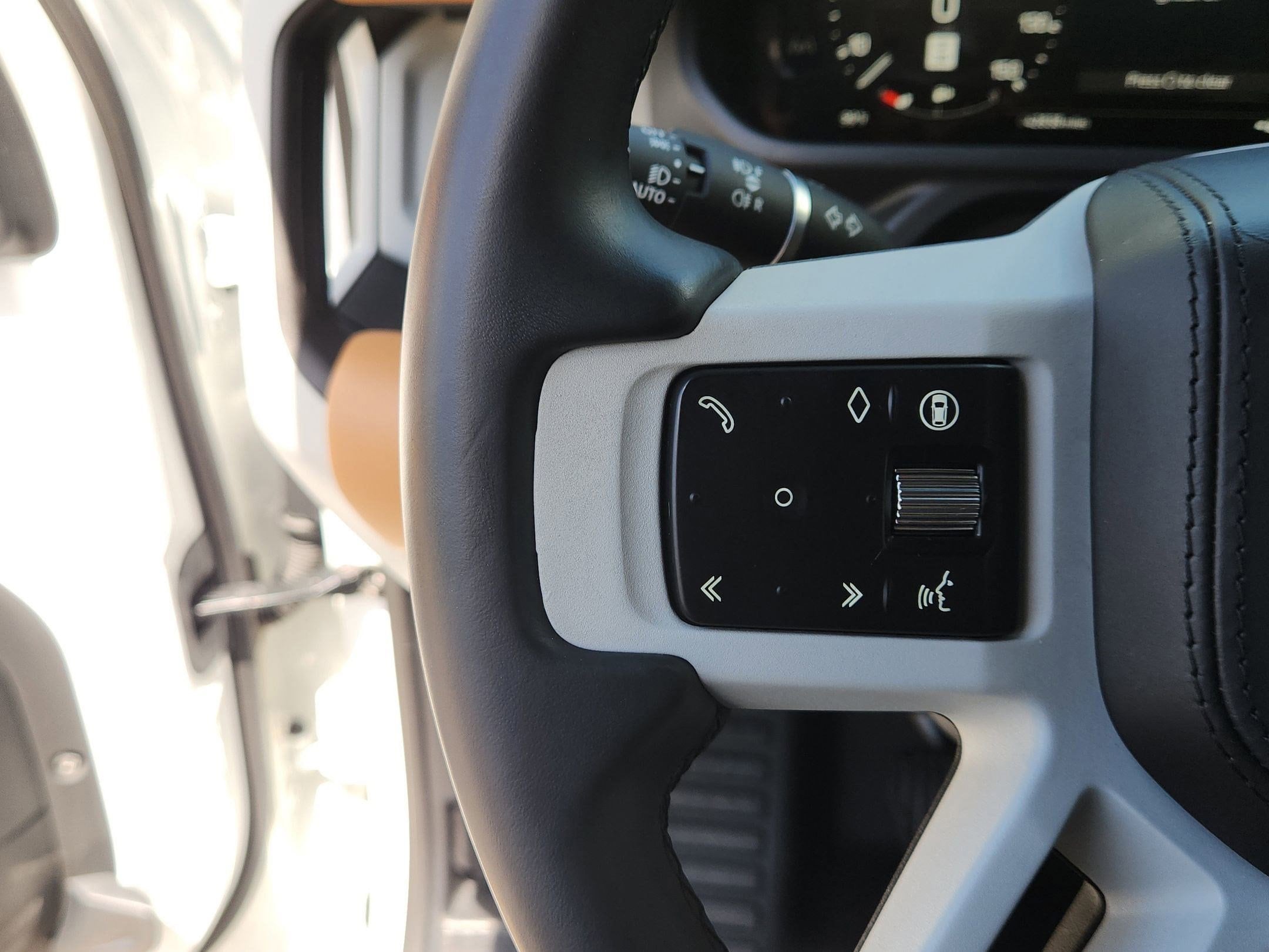 2024 Land Rover Defender X-Dynamic SE - Photo 24