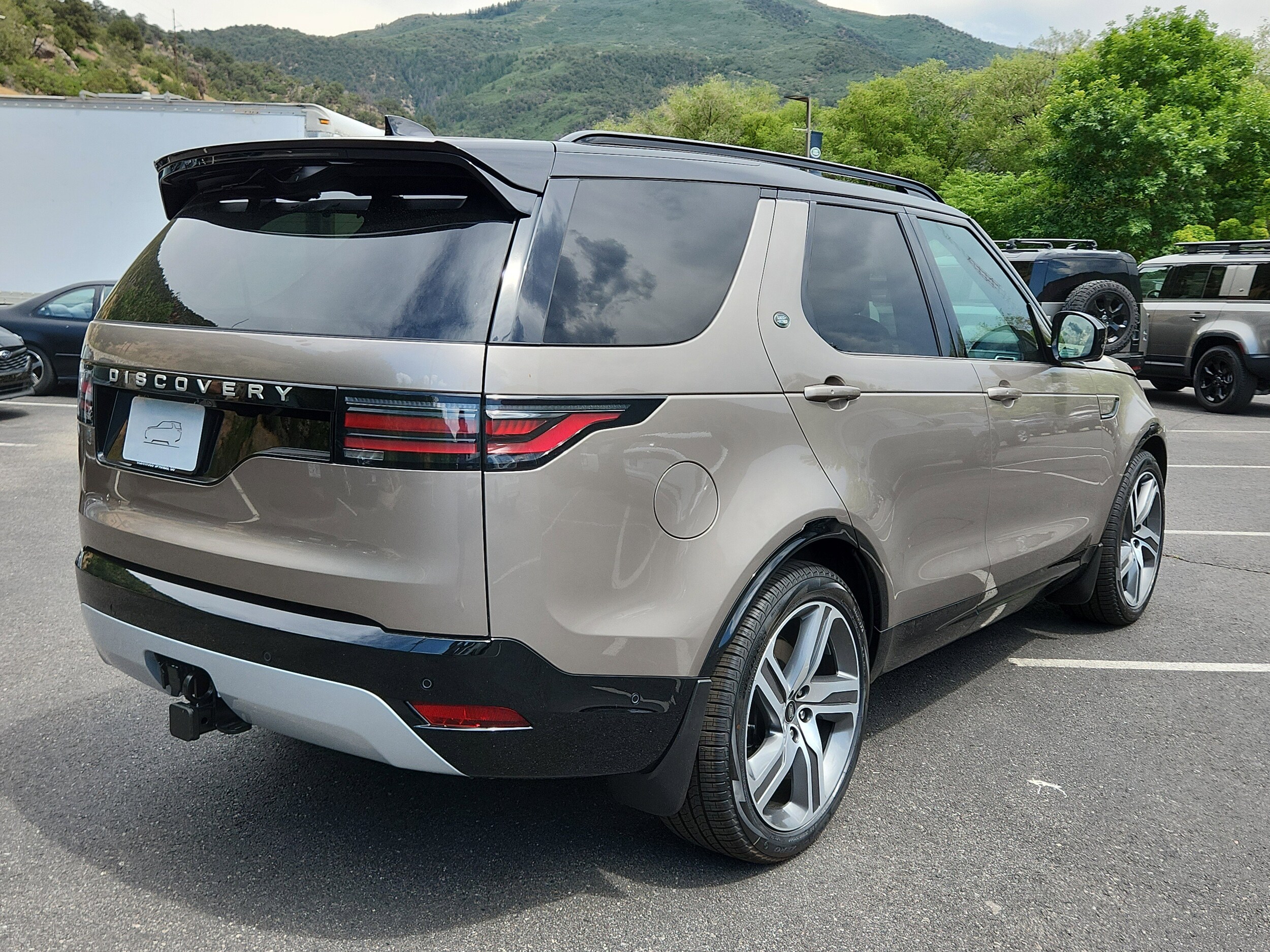 2025 Land Rover Discovery Metropolitan Edition photo 2