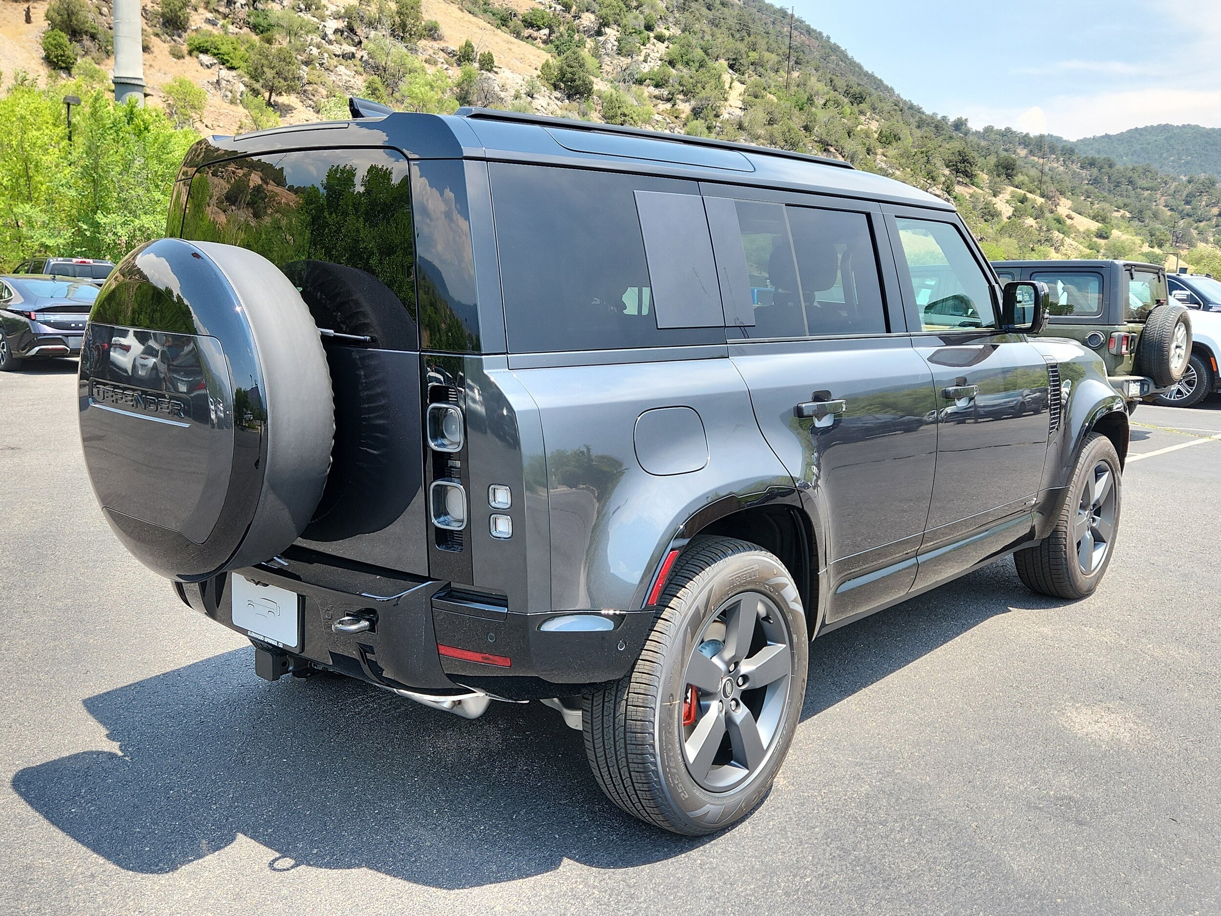 2025 Land Rover Defender 110 photo 2