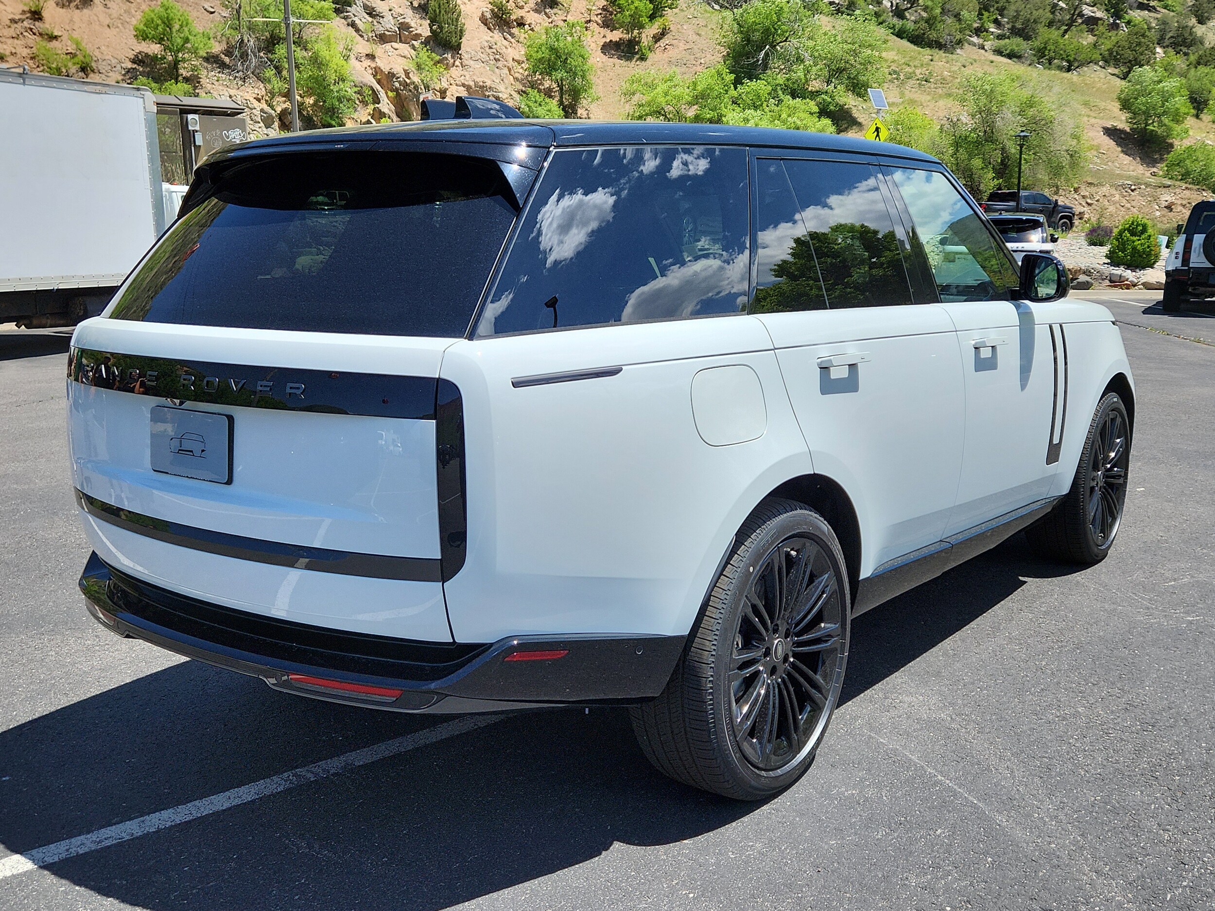 2025 Land Rover Range Rover SE photo 2