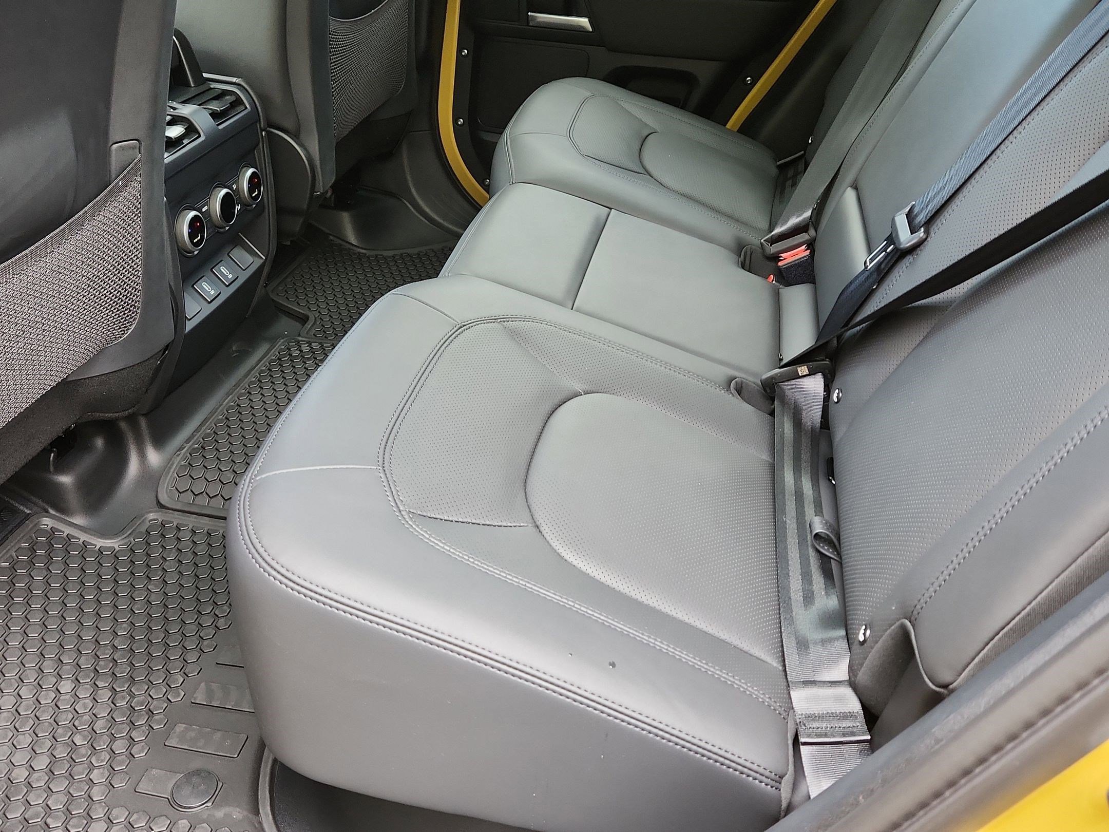 2026 Land Rover Defender Trophy Edition - Photo 11