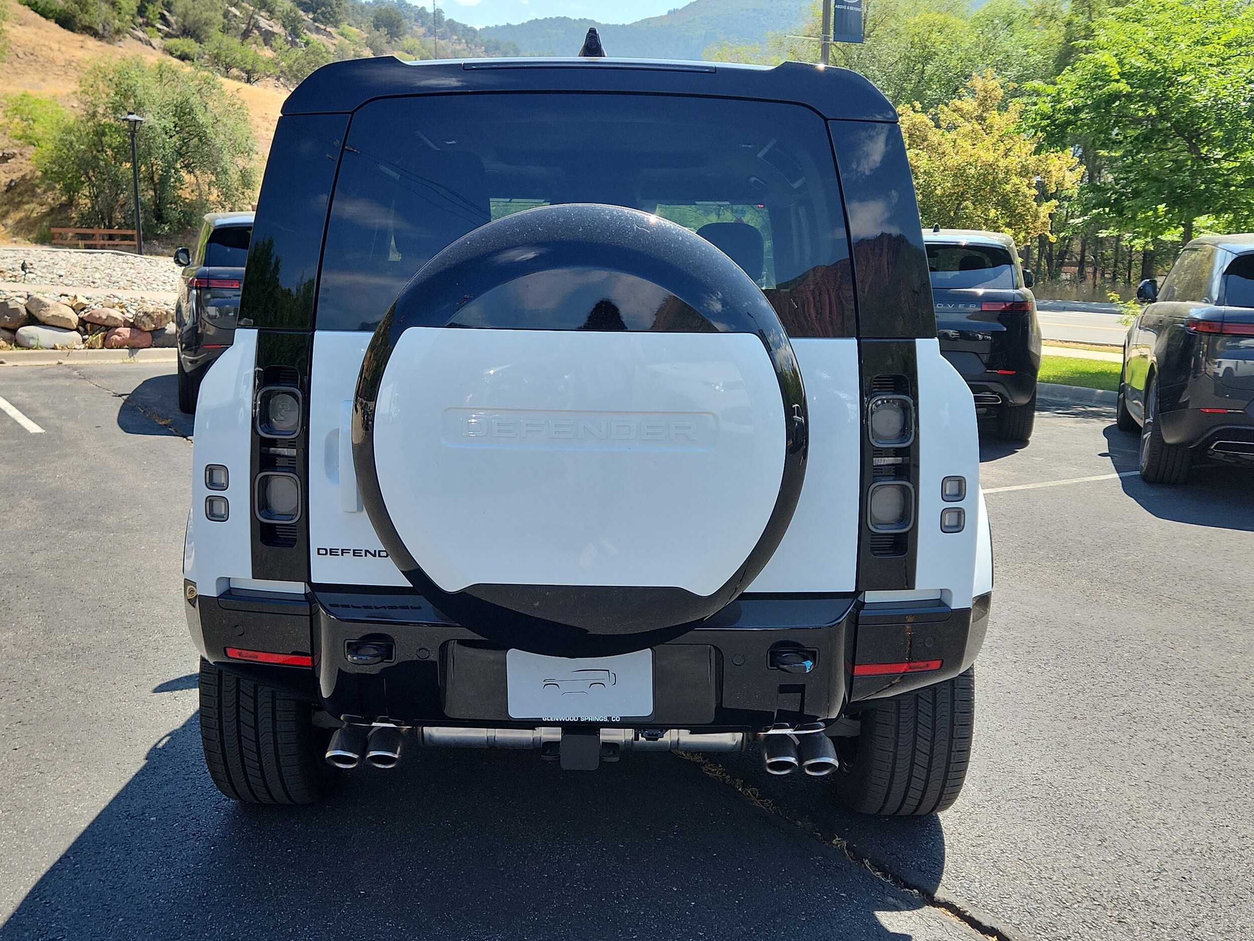 2025 Land Rover Defender 90 V8 photo 2