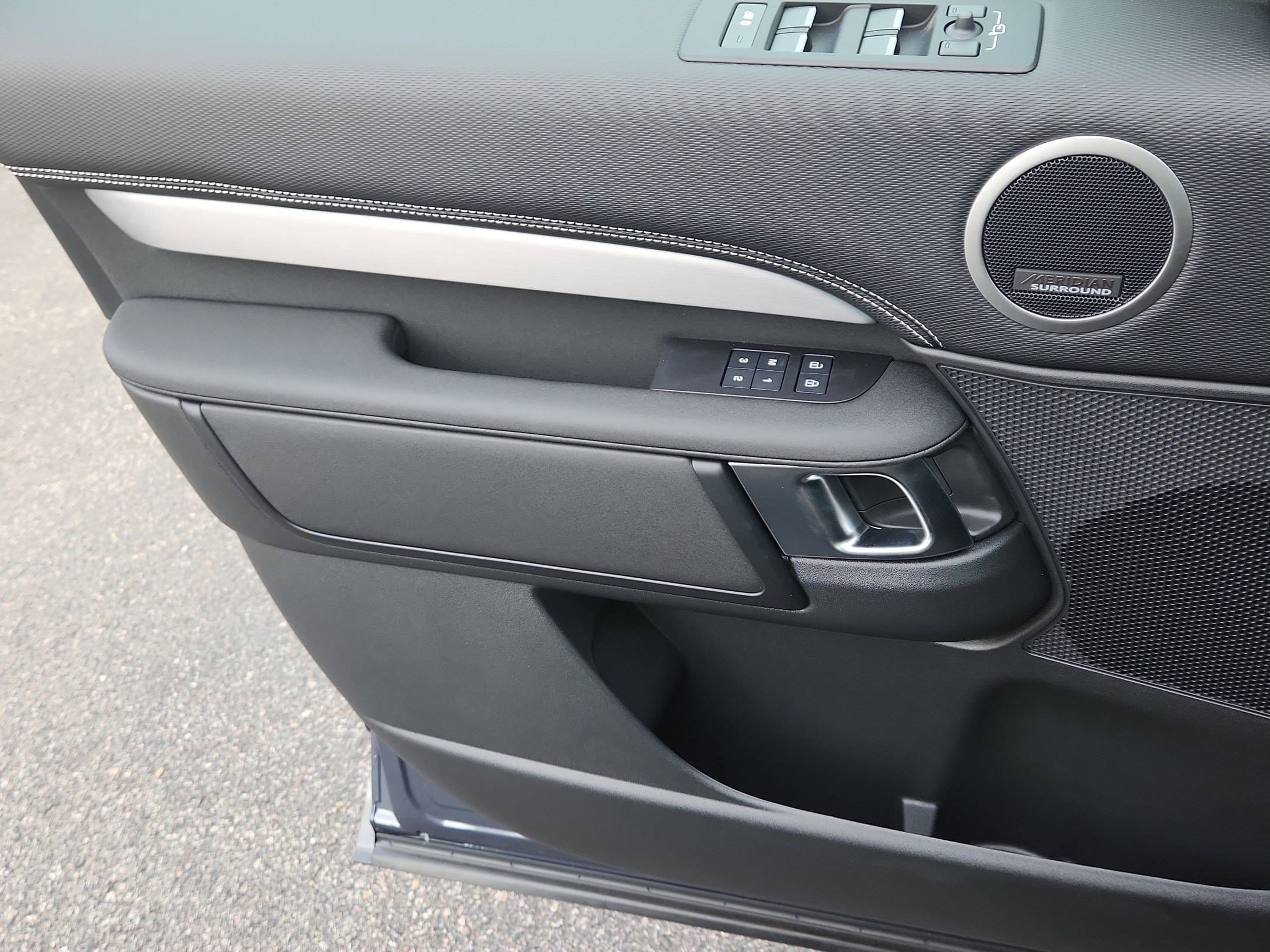 2026 Land Rover Discovery Gemini Edition - Photo 10
