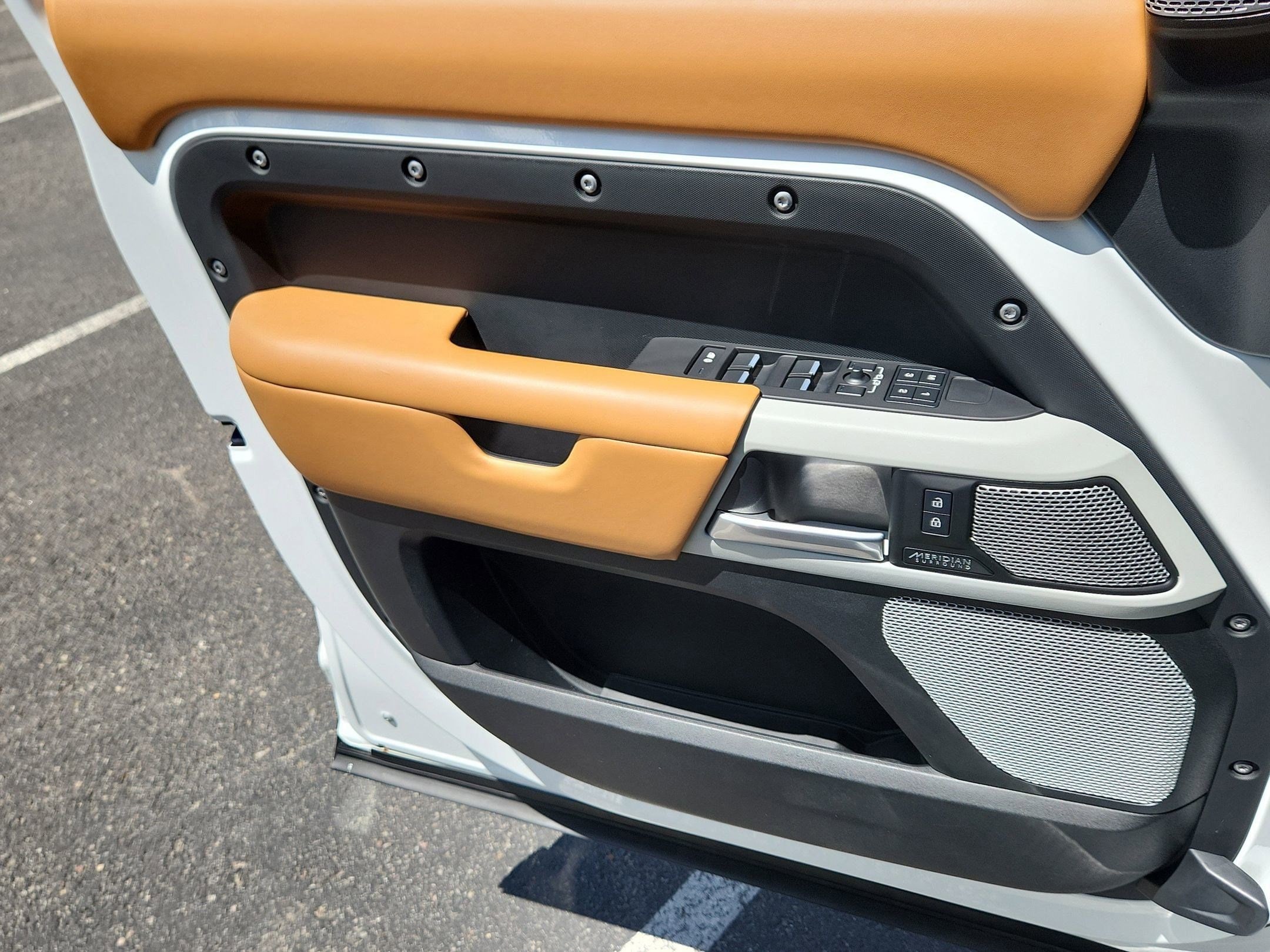 2024 Land Rover Defender X-Dynamic SE - Photo 23