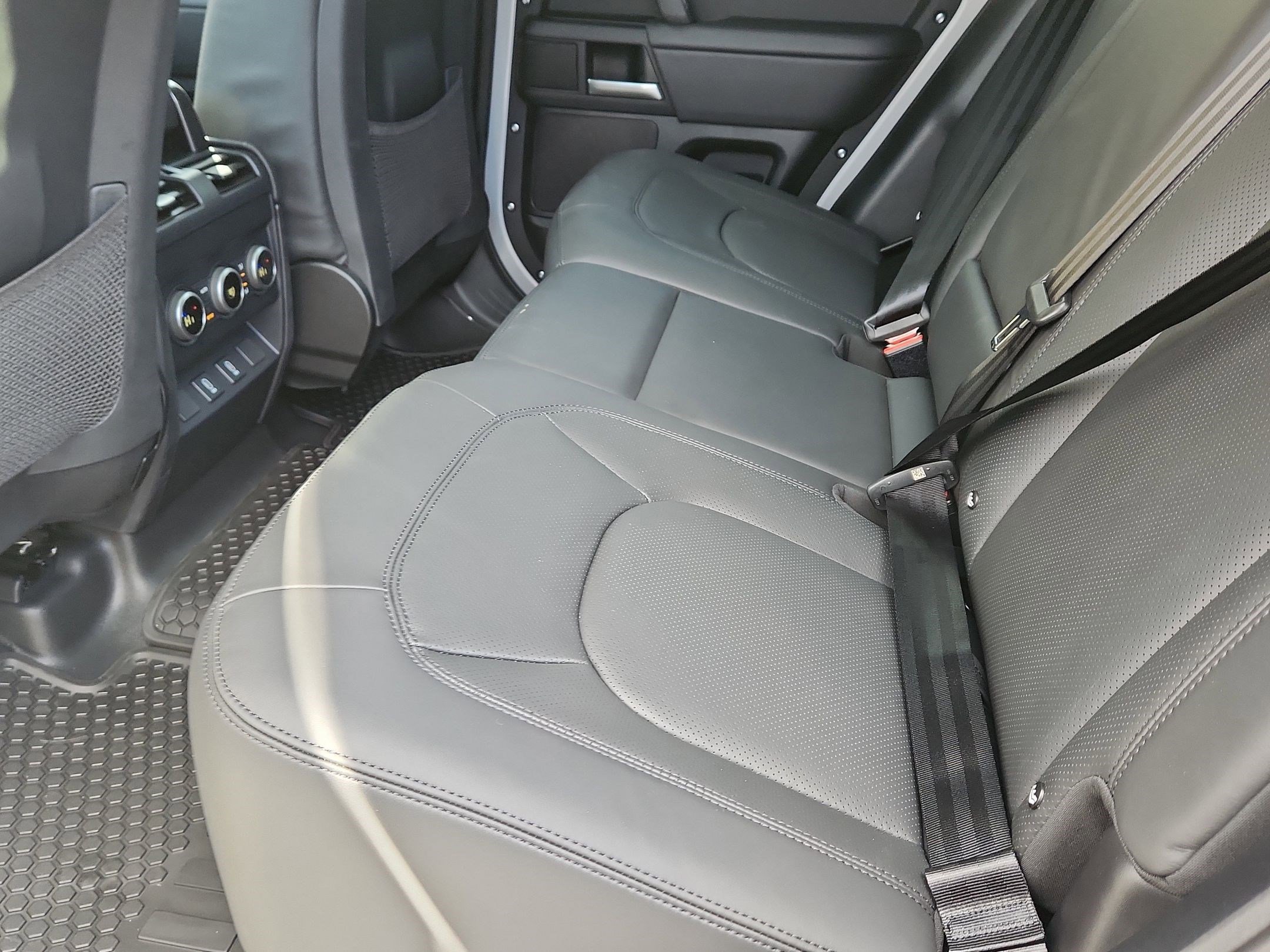 2026 Land Rover Defender X-Dynamic SE - Photo 22