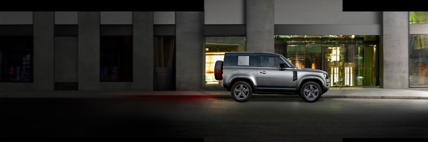 Defender 90 SUV Defender 110 sideview in desert setting