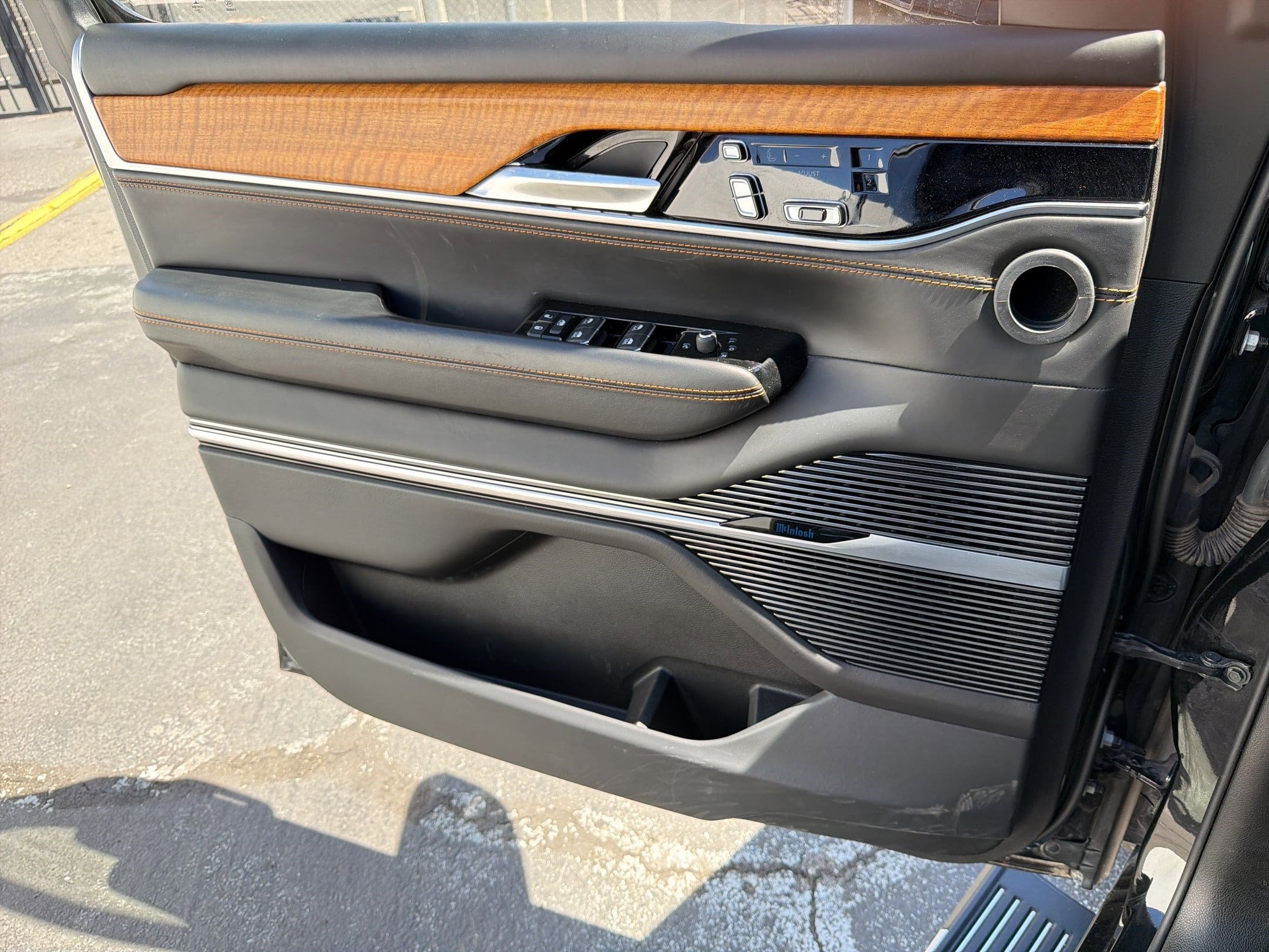 2022 Jeep Grand Wagoneer Series III - Photo 13