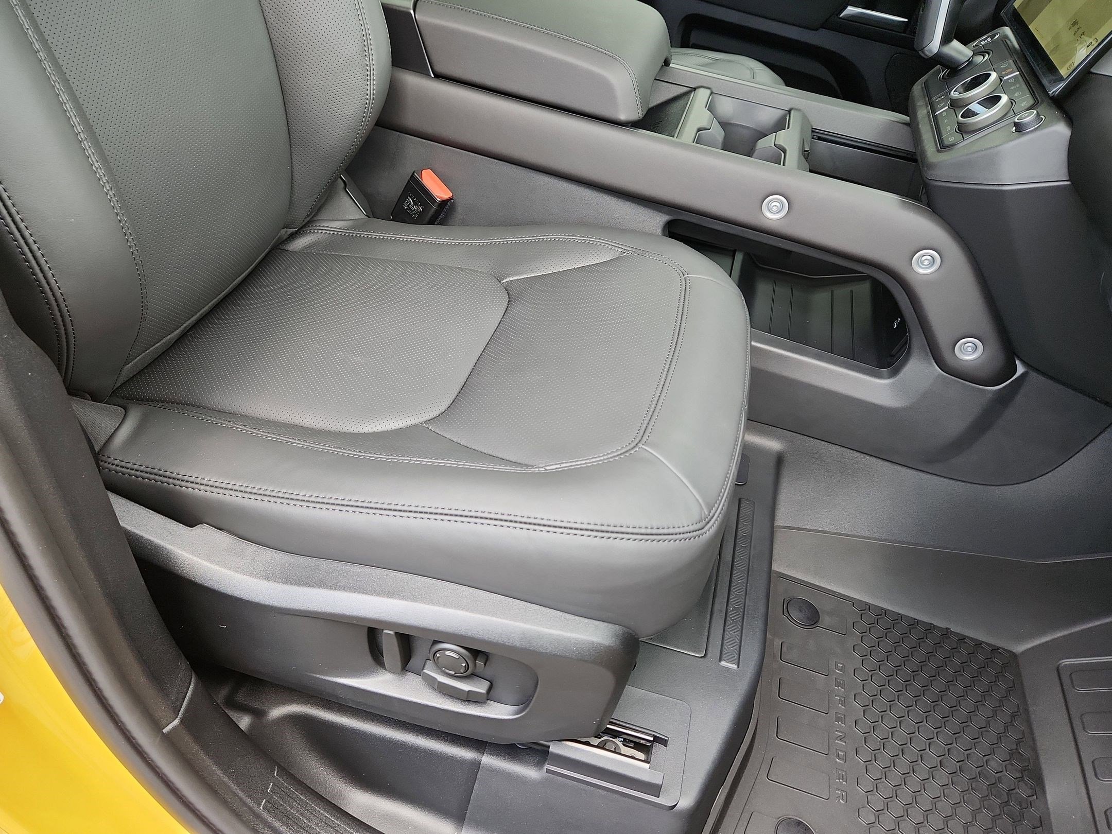 2026 Land Rover Defender Trophy Edition - Photo 22