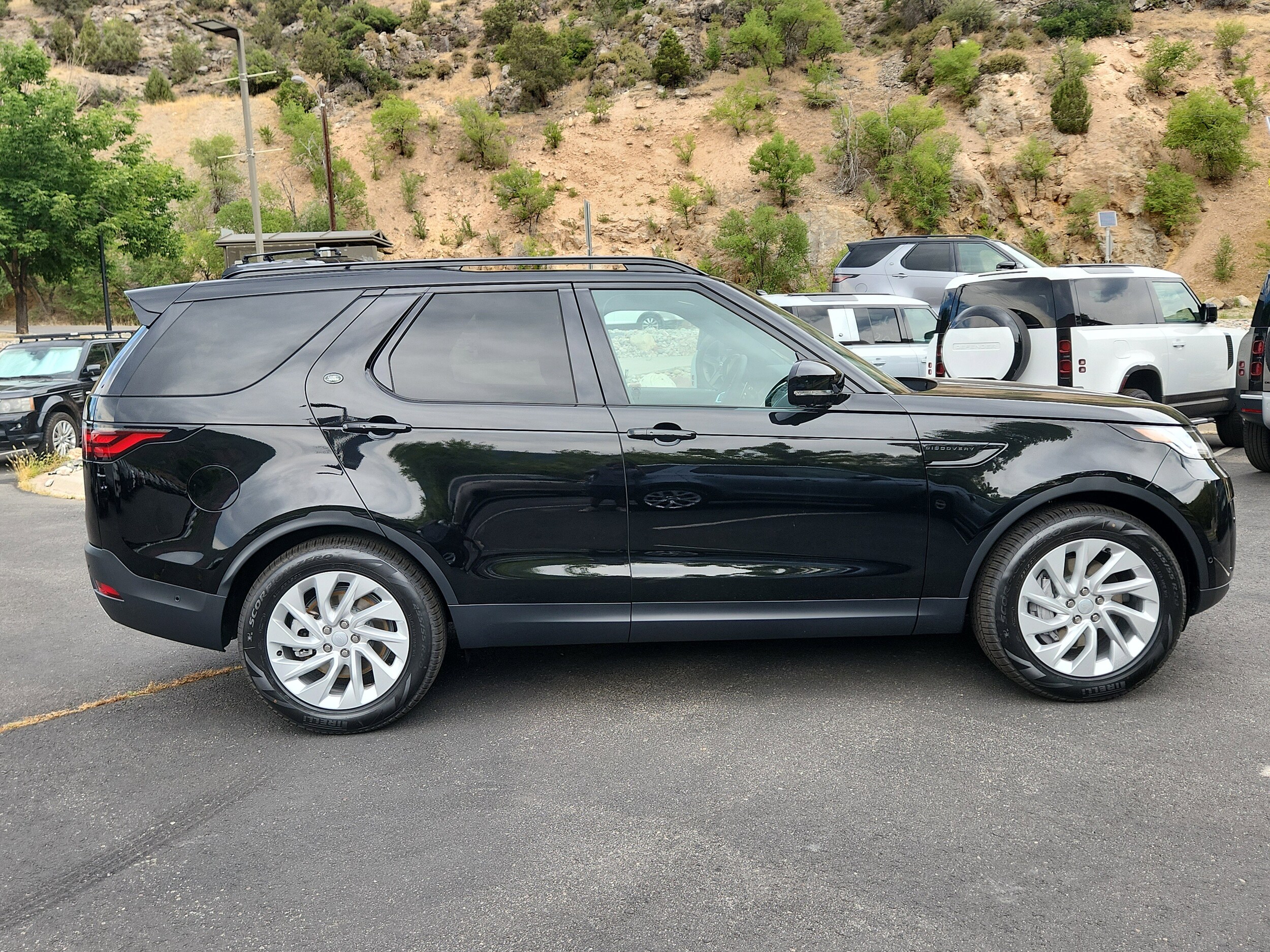 2025 Land Rover Discovery S photo 2