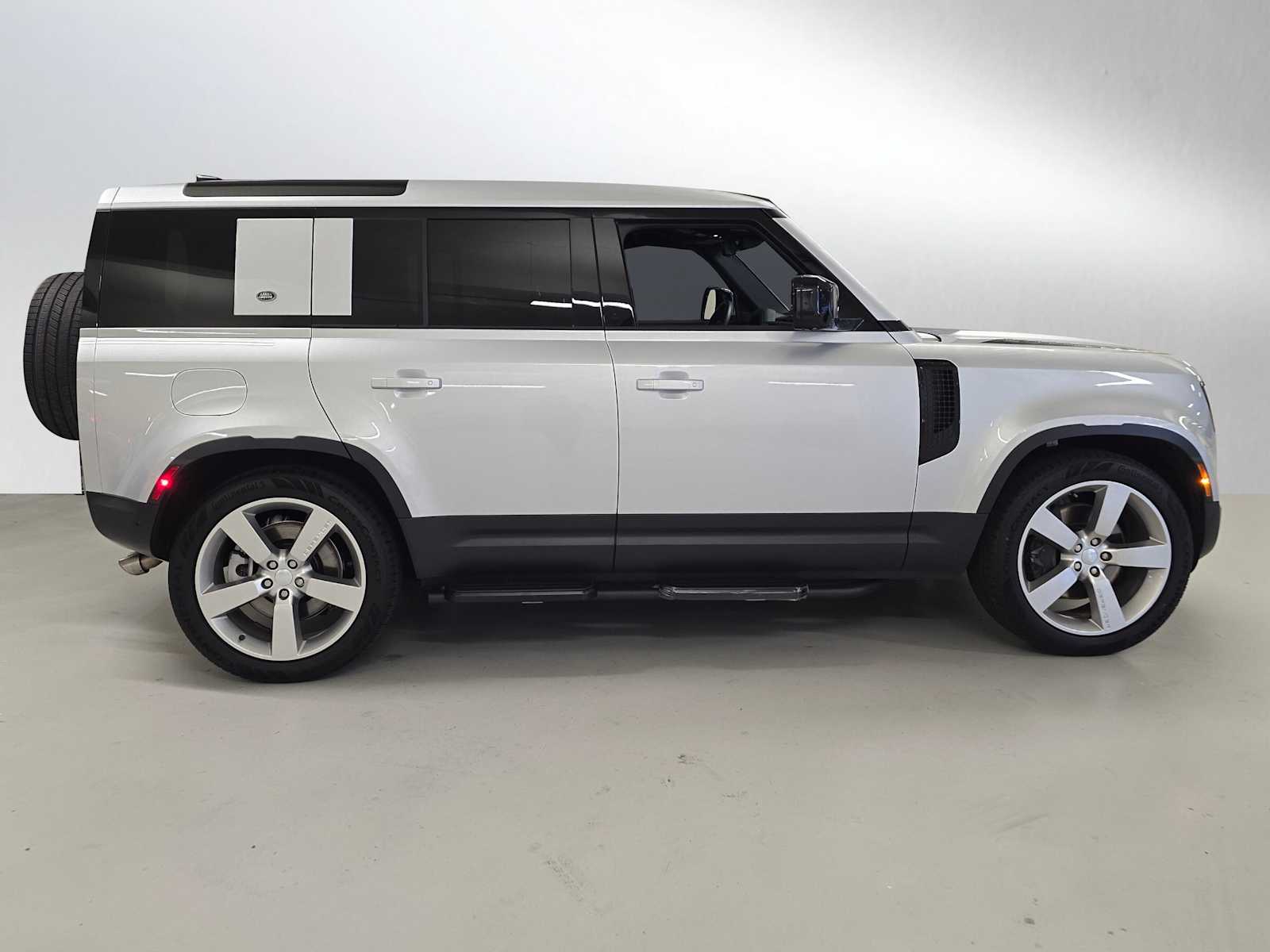 2024 Land Rover Defender SE 110 photo 2