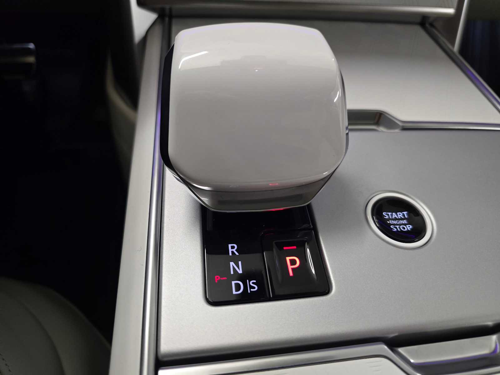 2025 Land Rover Range Rover SV - Photo 35