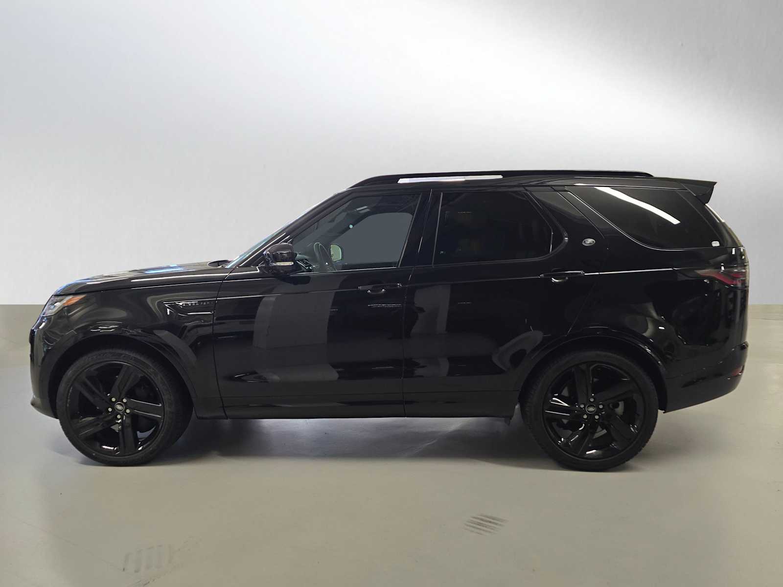 Image 2 of 2024 Land Rover Discovery P360 Dynamic SE SUV