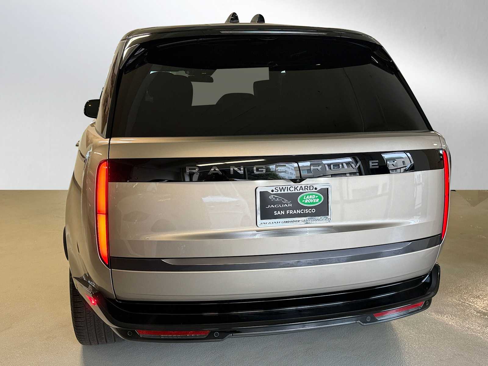 2025 Land Rover Range Rover SE photo 3