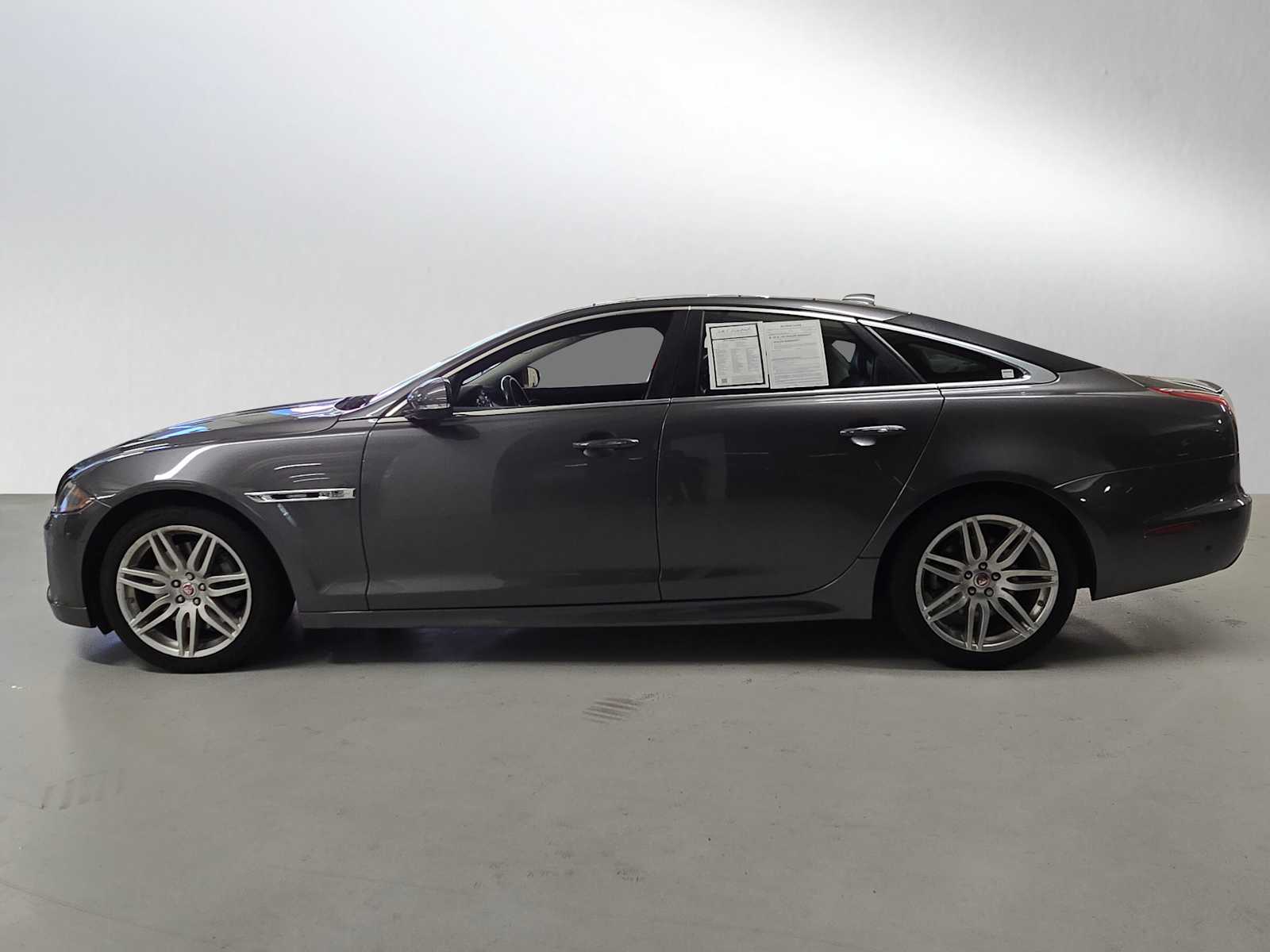 2019 Jaguar XJ R-Sport photo 4