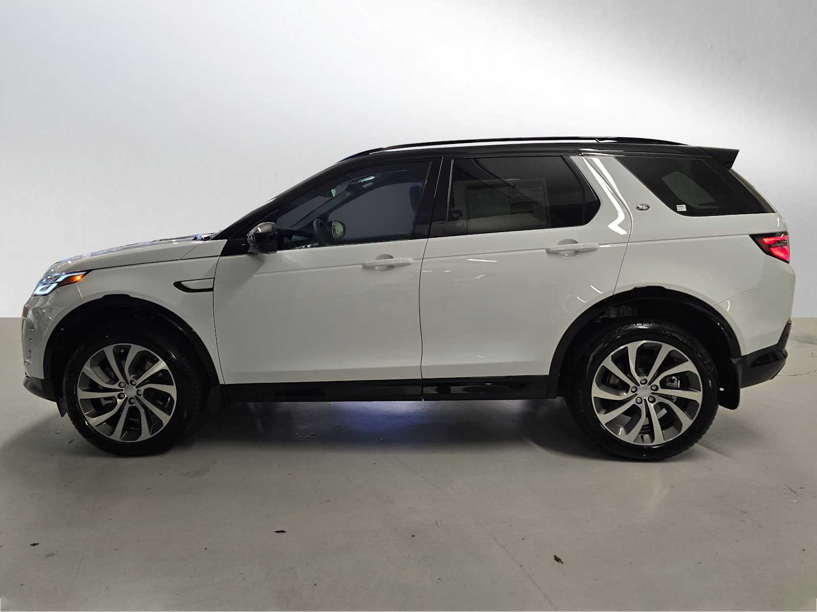 2025 Land Rover Discovery Sport Dynamic SE photo 2