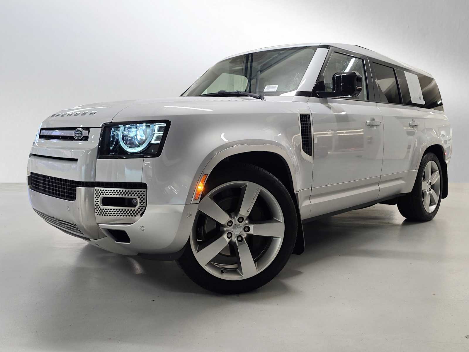 2023 Land Rover Defender SE's photo