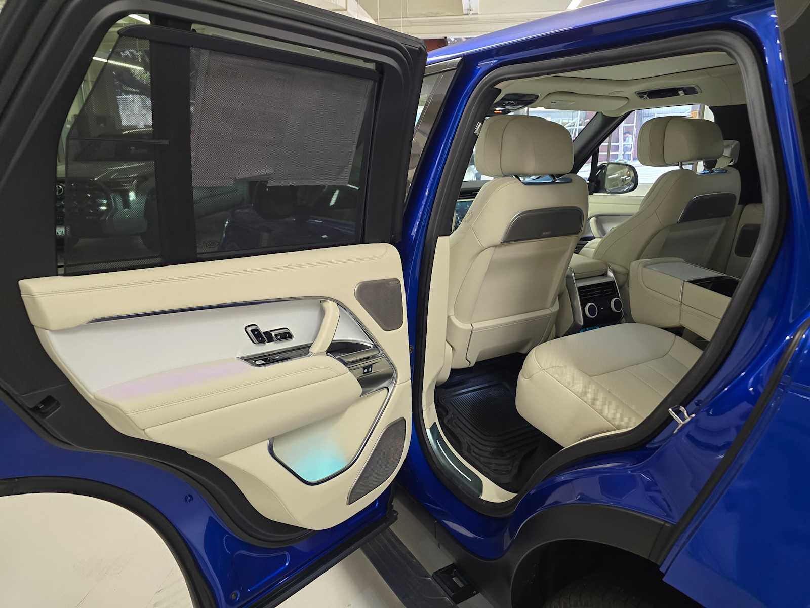 2025 Land Rover Range Rover SV - Photo 17