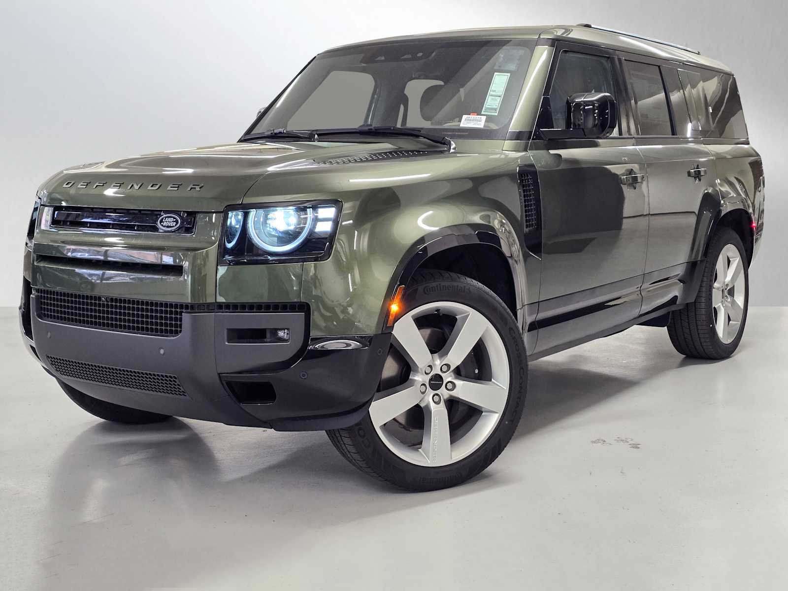 2026 Land Rover Defender 130 X-Dynamic SE P400's photo
